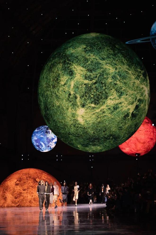 蓝狮娱乐官方:给她的宇宙,Matthieu Blazy重塑香奈儿女性