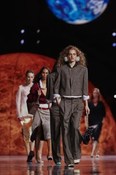 蓝狮娱乐官方:给她的宇宙,Matthieu Blazy重塑香奈儿女性