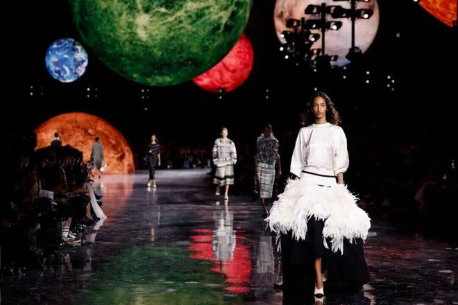 蓝狮娱乐官方:给她的宇宙,Matthieu Blazy重塑香奈儿女性