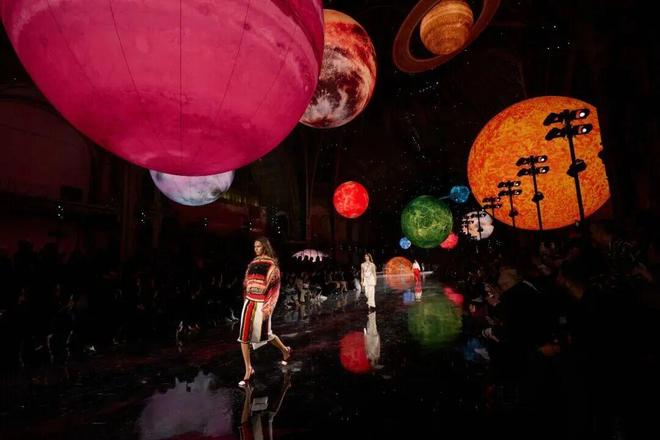 蓝狮娱乐官方:给她的宇宙,Matthieu Blazy重塑香奈儿女性