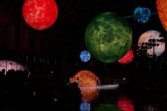 蓝狮娱乐官方:给她的宇宙,Matthieu Blazy重塑香奈儿女性