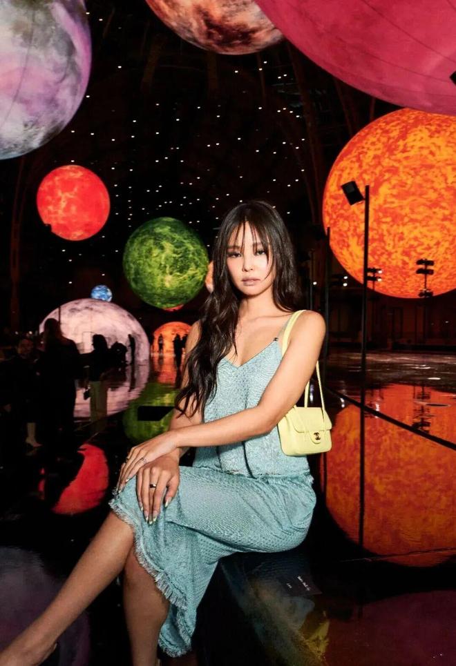 蓝狮娱乐官方:给她的宇宙,Matthieu Blazy重塑香奈儿女性