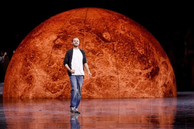 蓝狮娱乐官方:给她的宇宙,Matthieu Blazy重塑香奈儿女性