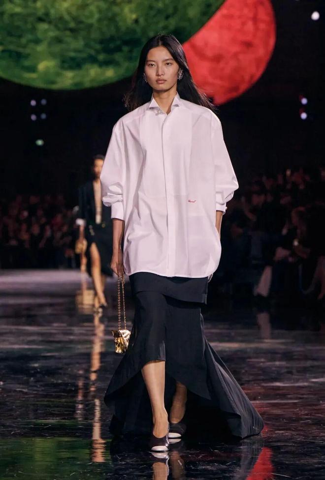 蓝狮娱乐官方:给她的宇宙,Matthieu Blazy重塑香奈儿女性