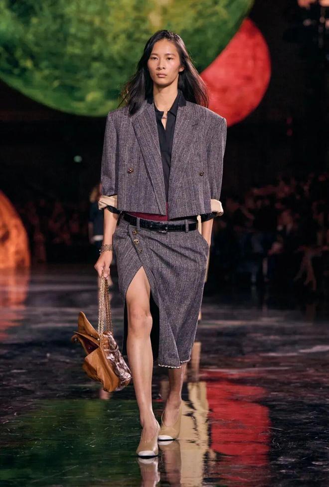 蓝狮娱乐官方:给她的宇宙,Matthieu Blazy重塑香奈儿女性