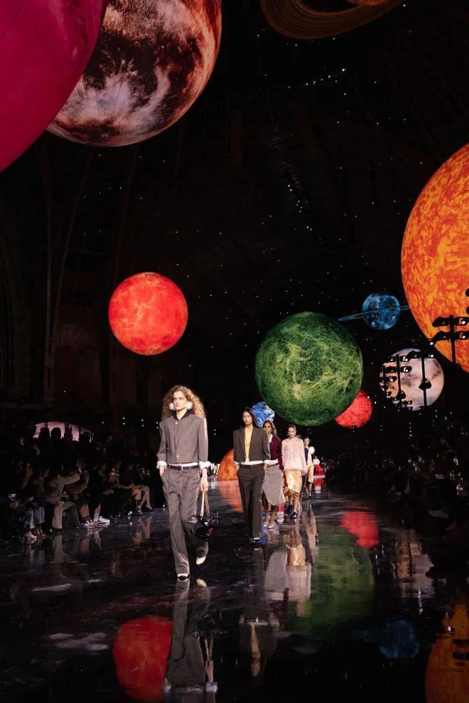 蓝狮娱乐官方:给她的宇宙,Matthieu Blazy重塑香奈儿女性