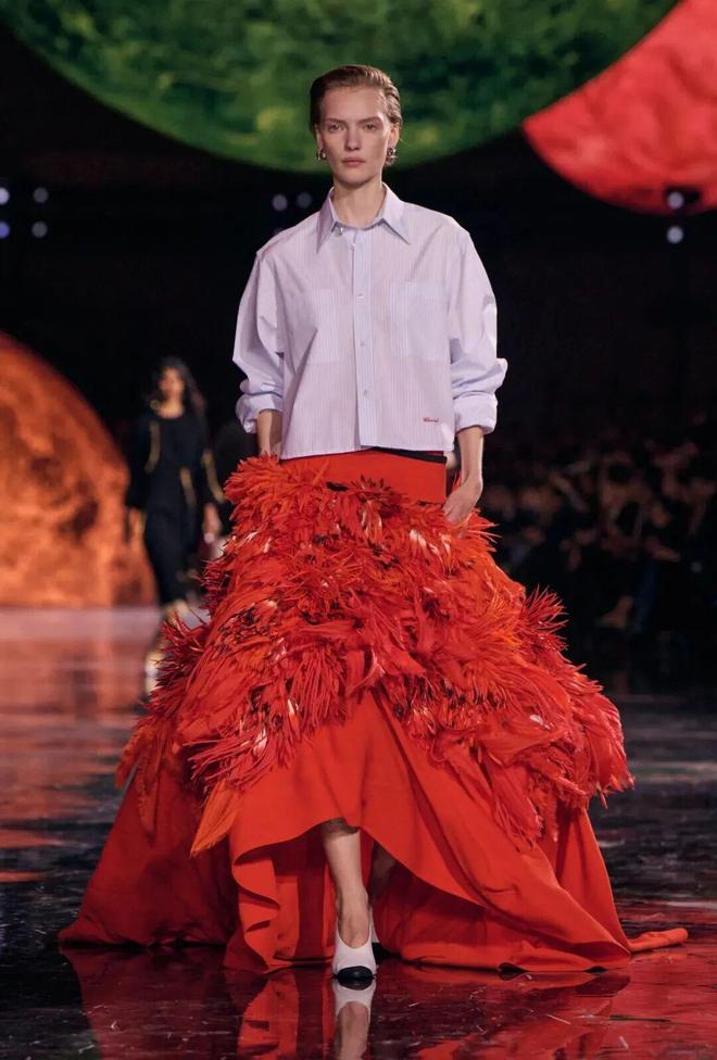 蓝狮娱乐官方:给她的宇宙,Matthieu Blazy重塑香奈儿女性