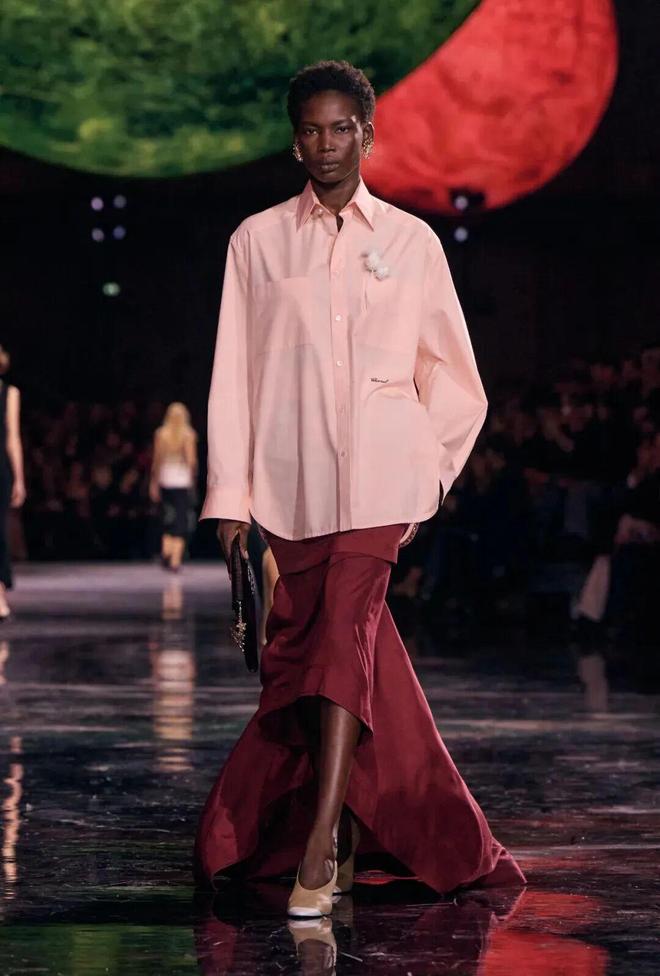 蓝狮娱乐官方:给她的宇宙,Matthieu Blazy重塑香奈儿女性