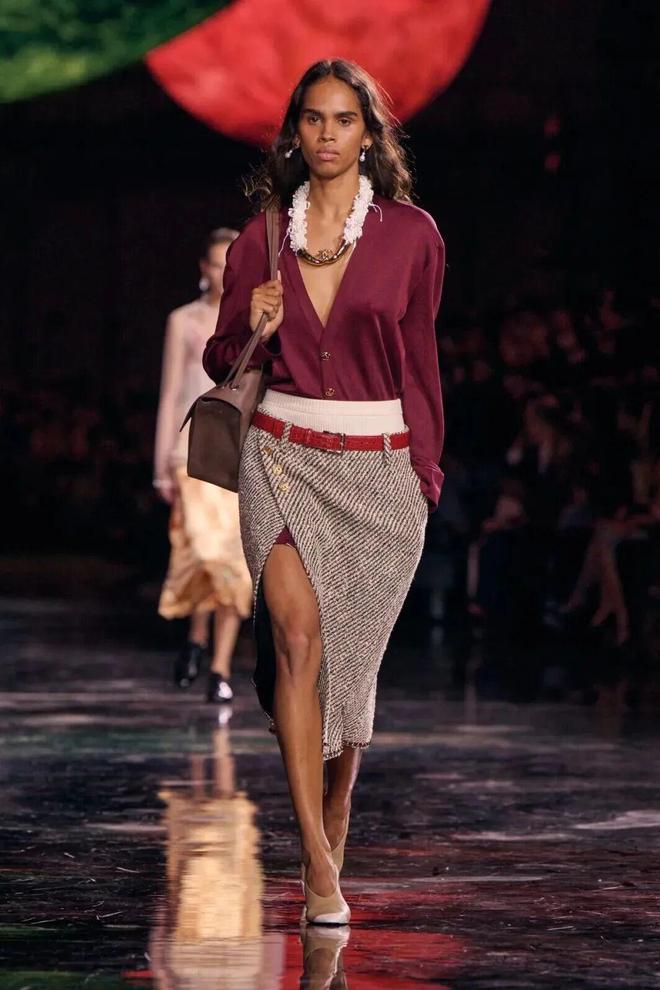 蓝狮娱乐官方:给她的宇宙,Matthieu Blazy重塑香奈儿女性