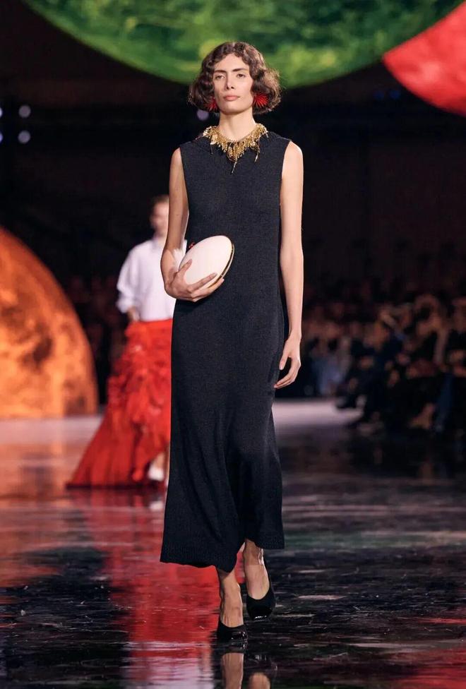 蓝狮娱乐官方:给她的宇宙,Matthieu Blazy重塑香奈儿女性