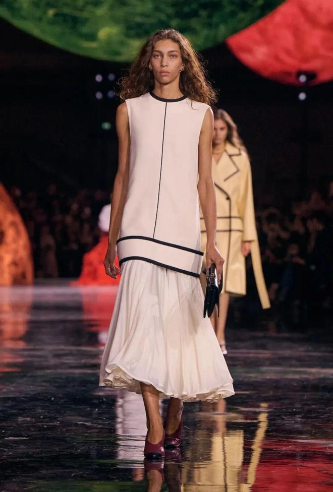 蓝狮娱乐官方:给她的宇宙,Matthieu Blazy重塑香奈儿女性