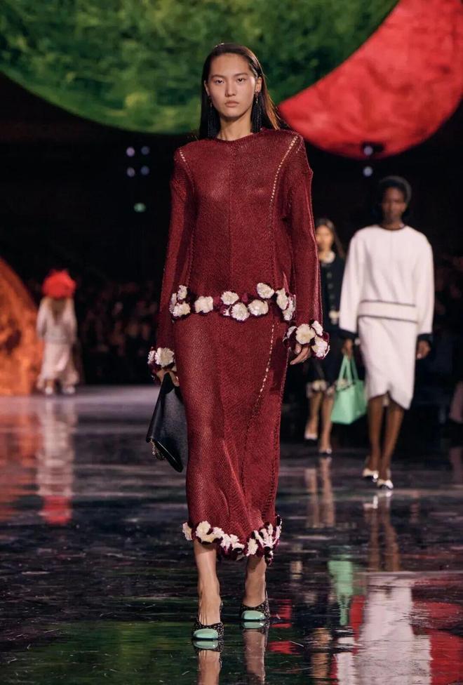 蓝狮娱乐官方:给她的宇宙,Matthieu Blazy重塑香奈儿女性