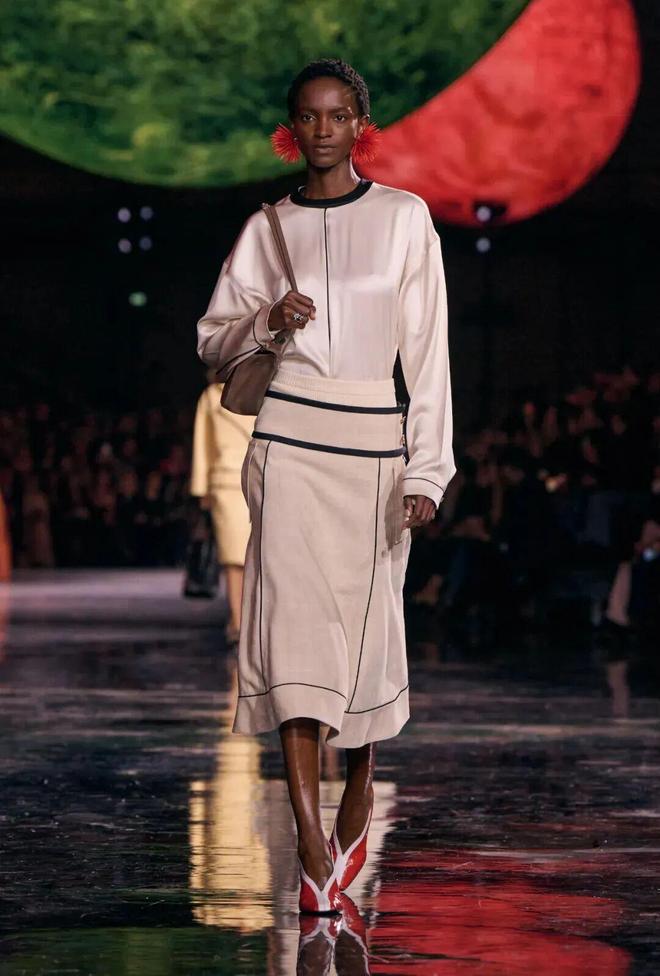 蓝狮娱乐官方:给她的宇宙,Matthieu Blazy重塑香奈儿女性