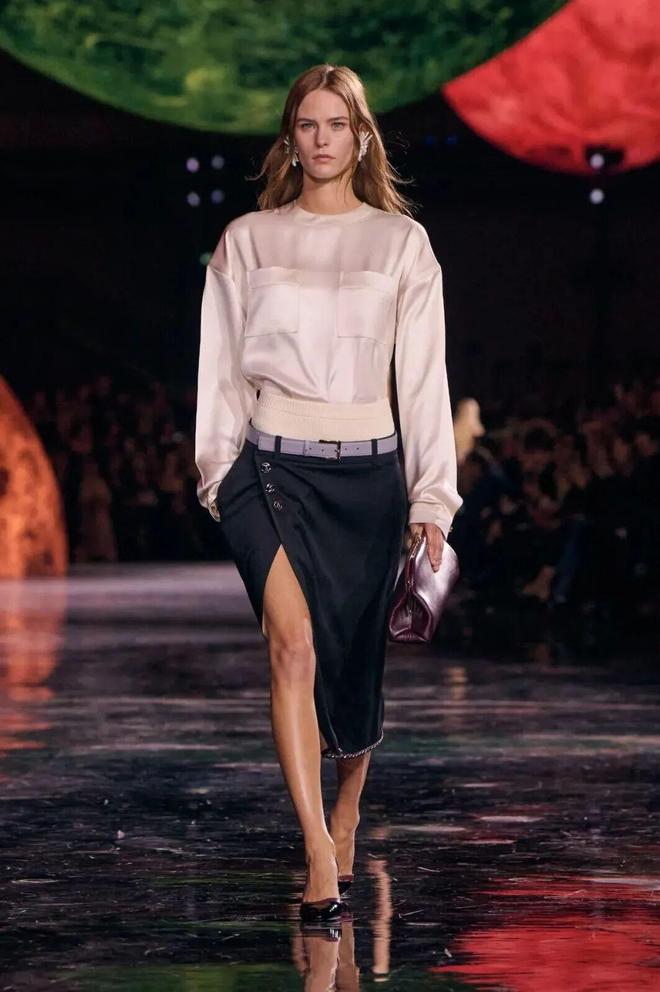 蓝狮娱乐官方:给她的宇宙,Matthieu Blazy重塑香奈儿女性