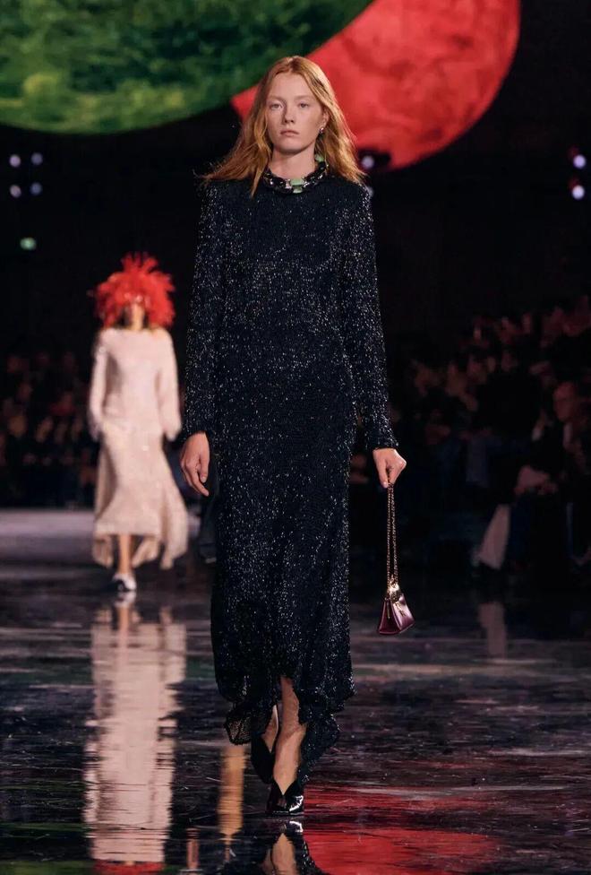 蓝狮娱乐官方:给她的宇宙,Matthieu Blazy重塑香奈儿女性