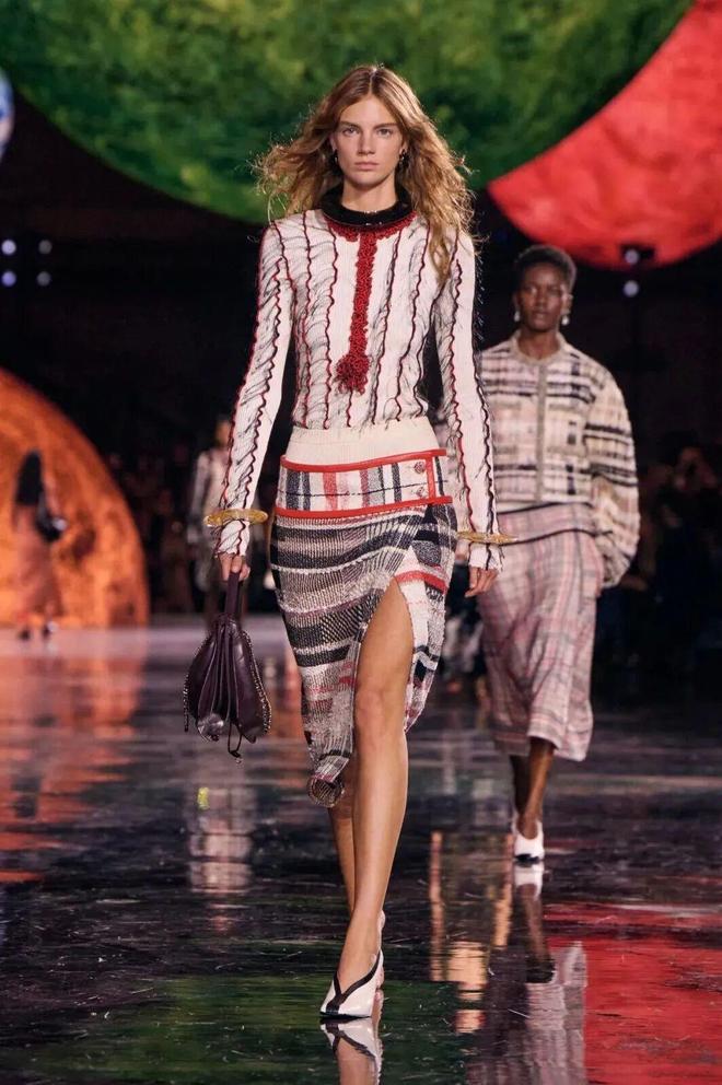 蓝狮娱乐官方:给她的宇宙,Matthieu Blazy重塑香奈儿女性