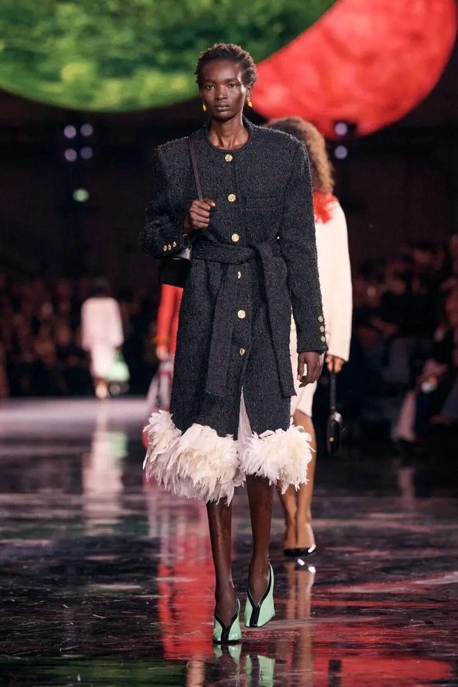 蓝狮娱乐官方:给她的宇宙,Matthieu Blazy重塑香奈儿女性