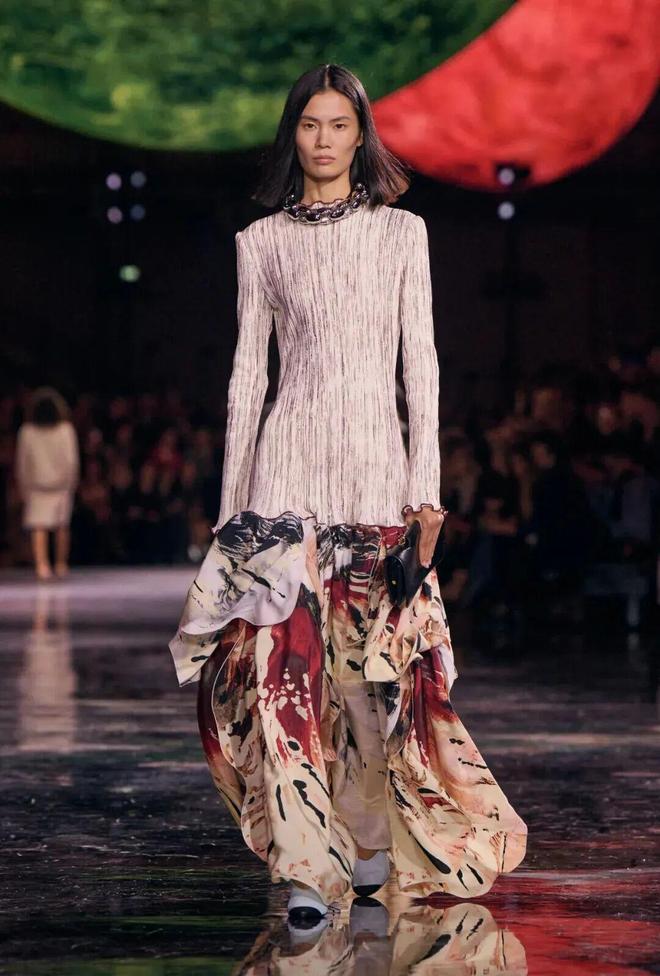 蓝狮娱乐官方:给她的宇宙,Matthieu Blazy重塑香奈儿女性