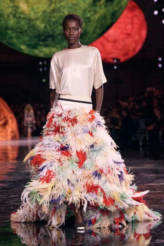 蓝狮娱乐官方:给她的宇宙,Matthieu Blazy重塑香奈儿女性