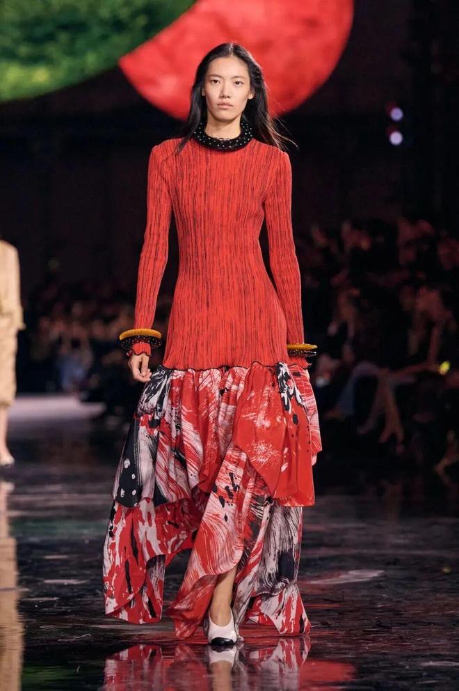 蓝狮娱乐官方:给她的宇宙,Matthieu Blazy重塑香奈儿女性