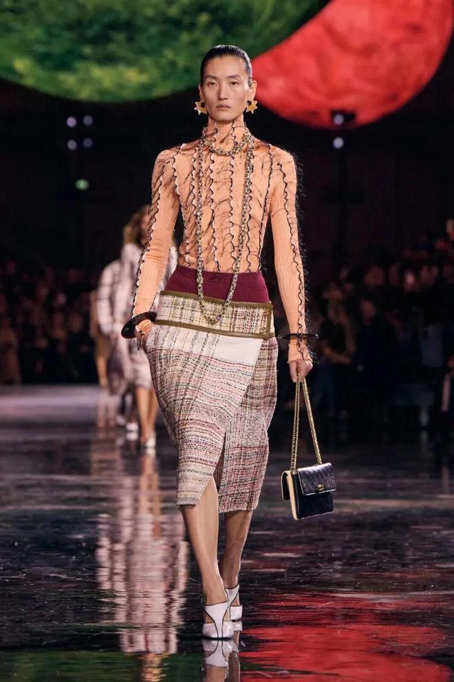 蓝狮娱乐官方:给她的宇宙,Matthieu Blazy重塑香奈儿女性