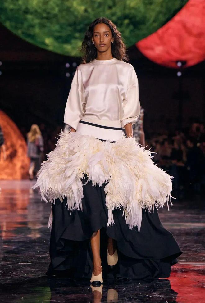 蓝狮娱乐官方:给她的宇宙,Matthieu Blazy重塑香奈儿女性