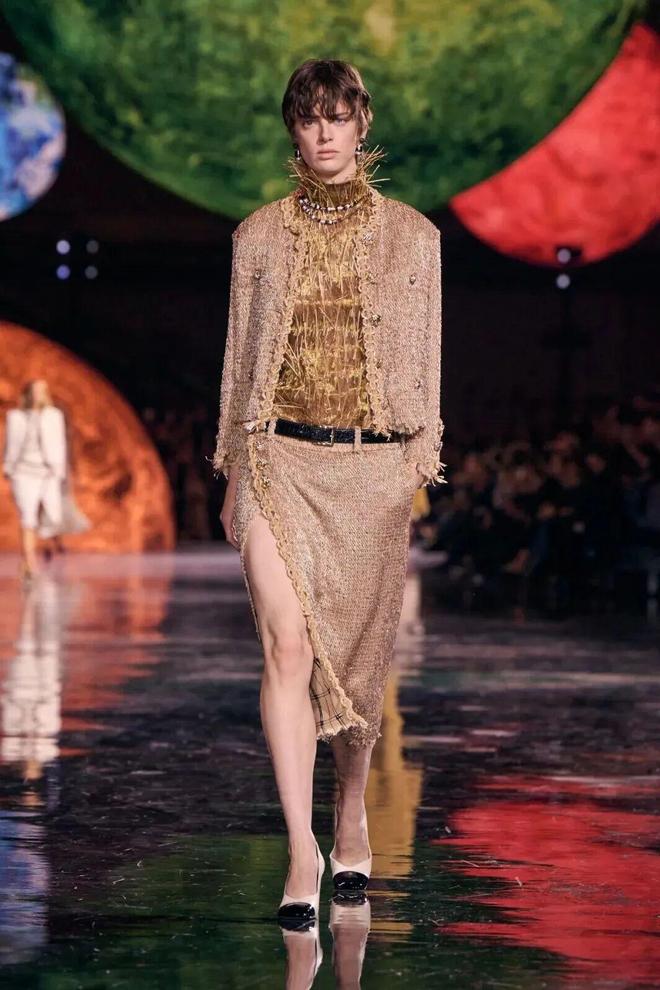 蓝狮娱乐官方:给她的宇宙,Matthieu Blazy重塑香奈儿女性