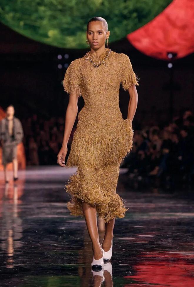 蓝狮娱乐官方:给她的宇宙,Matthieu Blazy重塑香奈儿女性