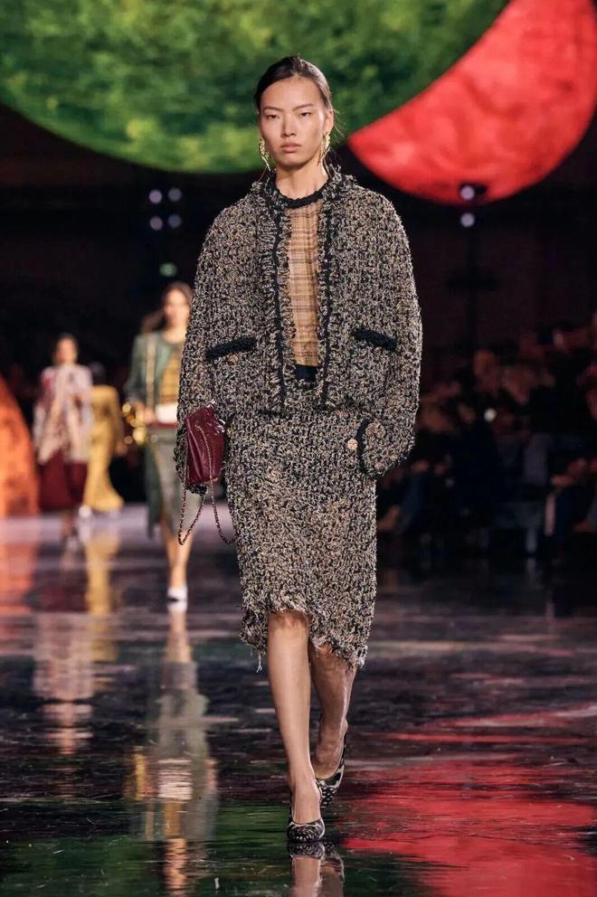 蓝狮娱乐官方:给她的宇宙,Matthieu Blazy重塑香奈儿女性