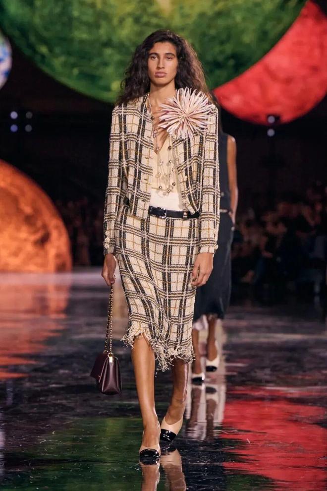 蓝狮娱乐官方:给她的宇宙,Matthieu Blazy重塑香奈儿女性