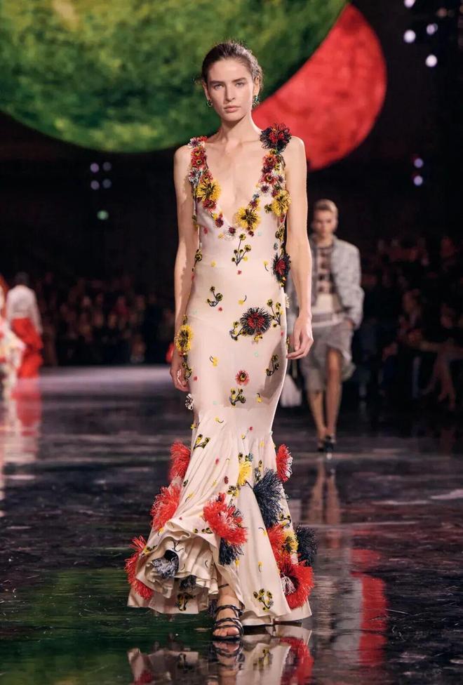 蓝狮娱乐官方:给她的宇宙,Matthieu Blazy重塑香奈儿女性