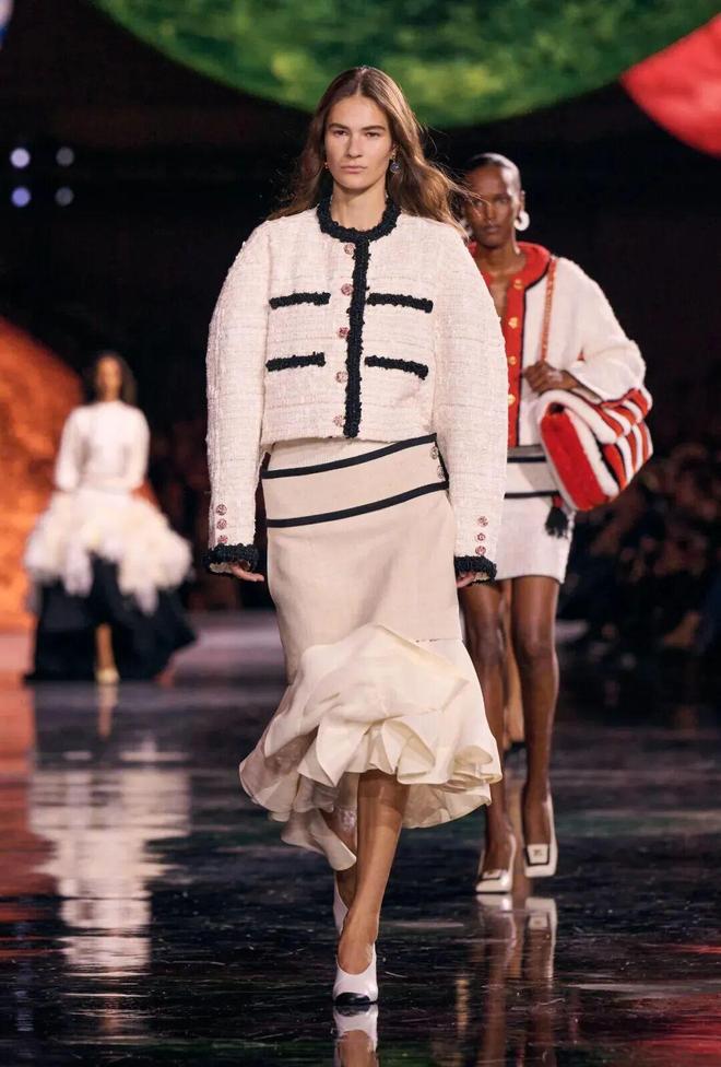 蓝狮娱乐官方:给她的宇宙,Matthieu Blazy重塑香奈儿女性