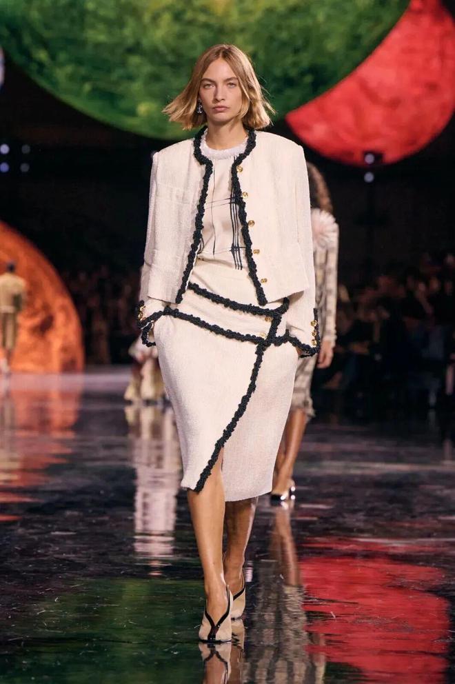 蓝狮娱乐官方:给她的宇宙,Matthieu Blazy重塑香奈儿女性