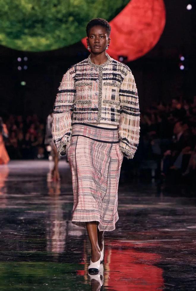 蓝狮娱乐官方:给她的宇宙,Matthieu Blazy重塑香奈儿女性