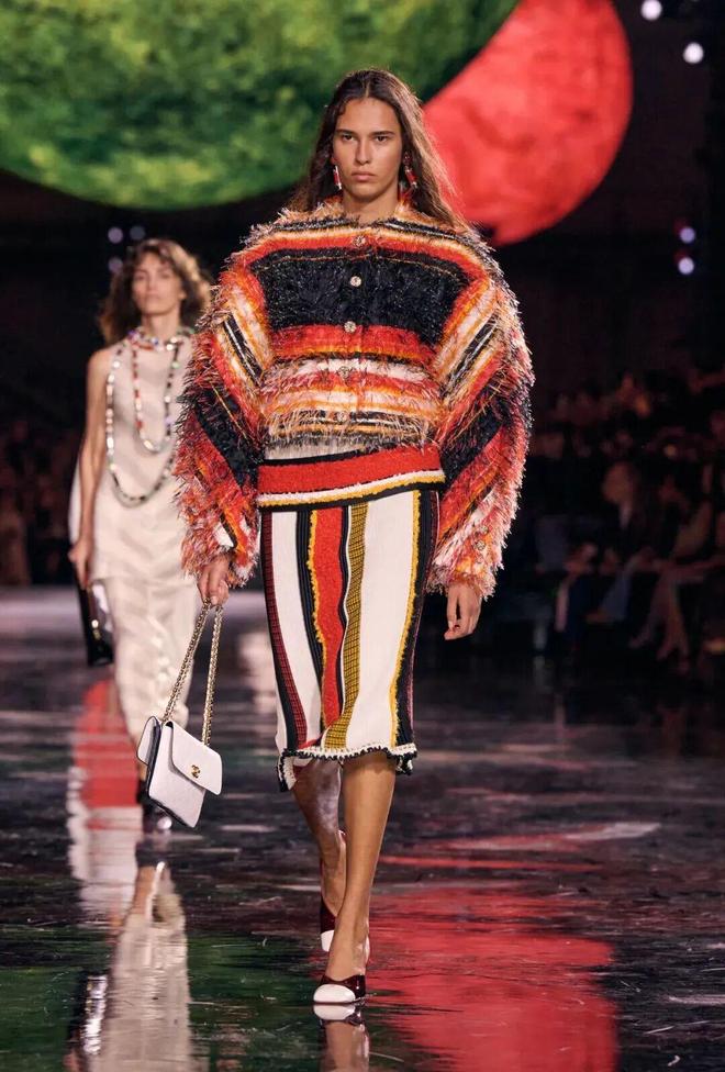 蓝狮娱乐官方:给她的宇宙,Matthieu Blazy重塑香奈儿女性