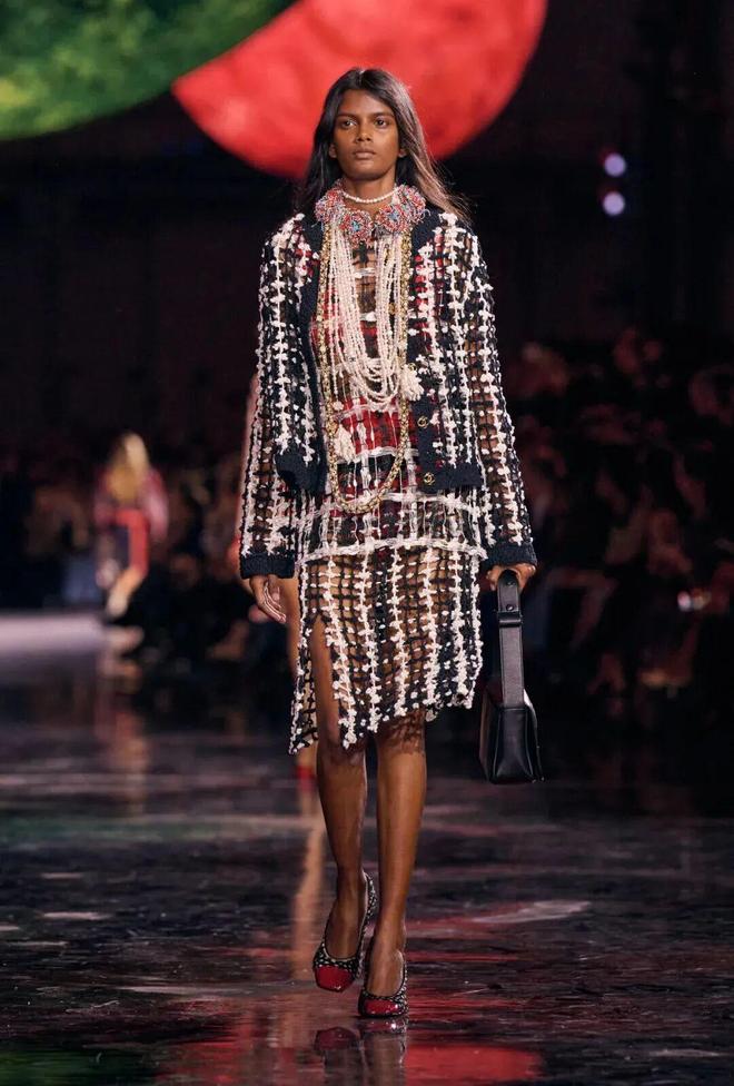 蓝狮娱乐官方:给她的宇宙,Matthieu Blazy重塑香奈儿女性