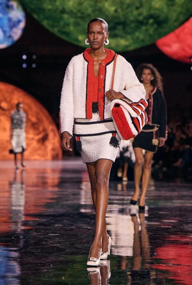 蓝狮娱乐官方:给她的宇宙,Matthieu Blazy重塑香奈儿女性