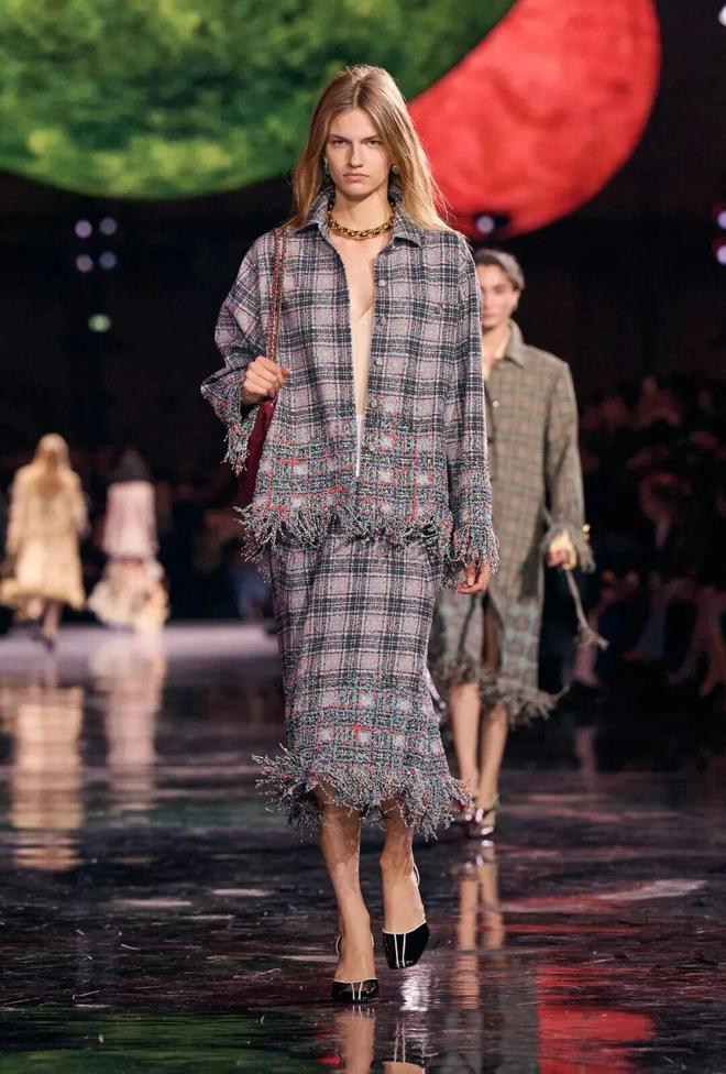 蓝狮娱乐官方:给她的宇宙,Matthieu Blazy重塑香奈儿女性