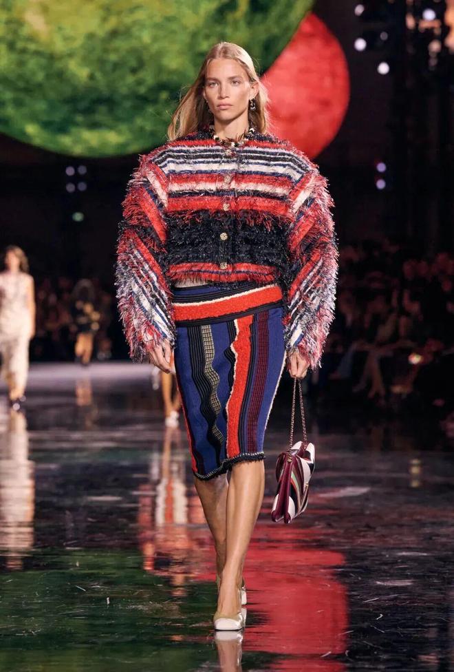 蓝狮娱乐官方:给她的宇宙,Matthieu Blazy重塑香奈儿女性