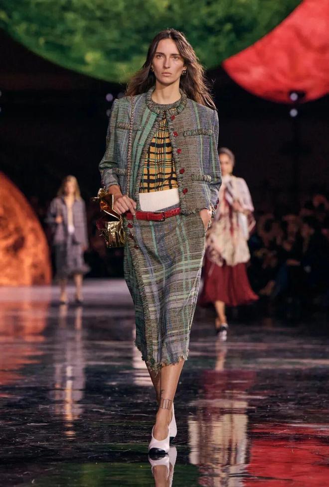 蓝狮娱乐官方:给她的宇宙,Matthieu Blazy重塑香奈儿女性