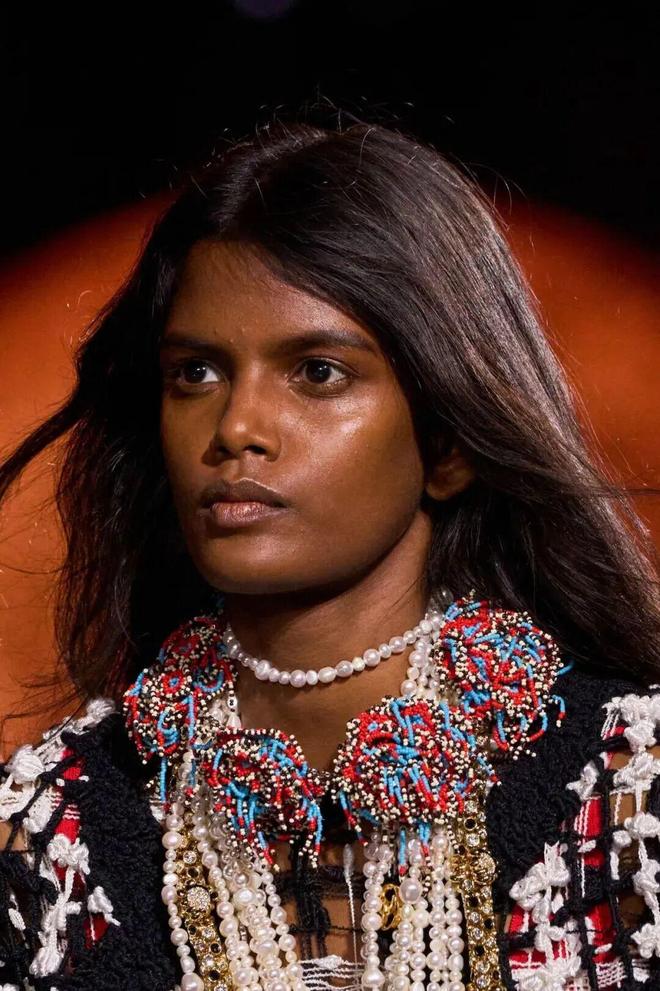 蓝狮娱乐官方:给她的宇宙,Matthieu Blazy重塑香奈儿女性