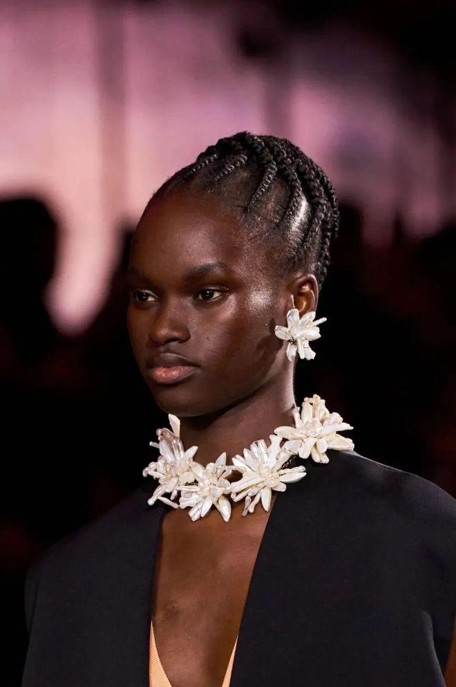 蓝狮娱乐官方:给她的宇宙,Matthieu Blazy重塑香奈儿女性