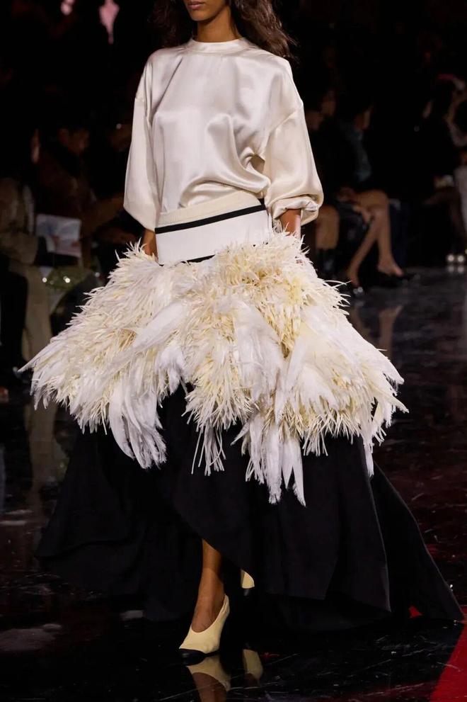 蓝狮娱乐官方:给她的宇宙,Matthieu Blazy重塑香奈儿女性