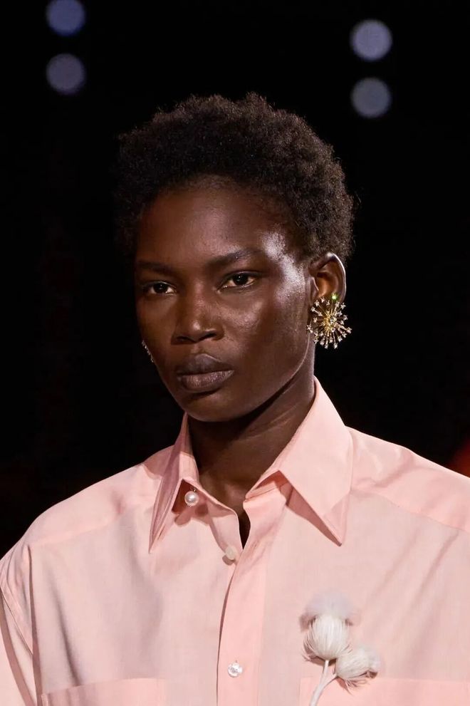 蓝狮娱乐官方:给她的宇宙,Matthieu Blazy重塑香奈儿女性