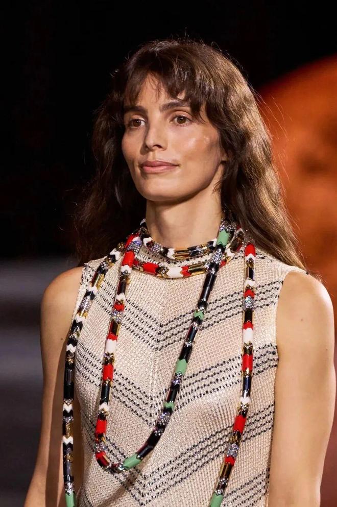 蓝狮娱乐官方:给她的宇宙,Matthieu Blazy重塑香奈儿女性