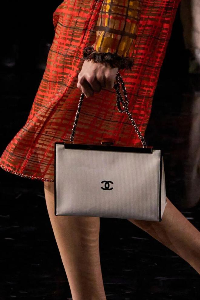 蓝狮娱乐官方:给她的宇宙,Matthieu Blazy重塑香奈儿女性