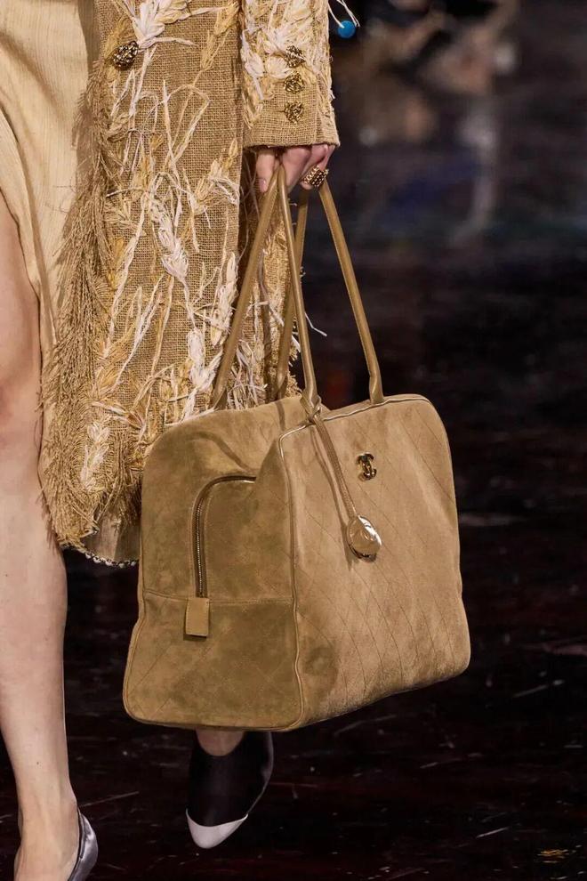 蓝狮娱乐官方:给她的宇宙,Matthieu Blazy重塑香奈儿女性