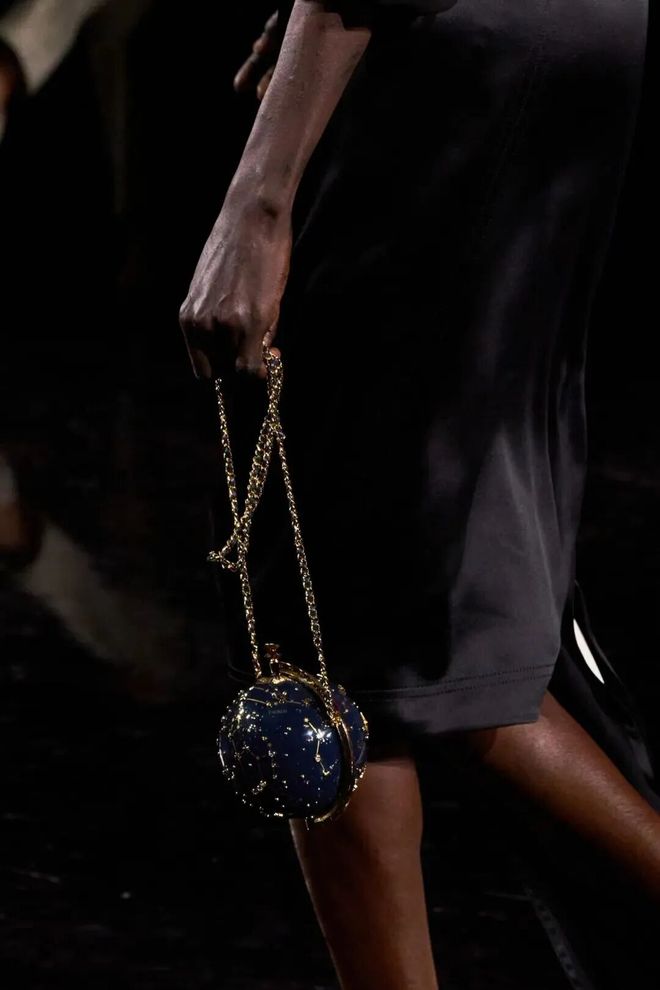 蓝狮娱乐官方:给她的宇宙,Matthieu Blazy重塑香奈儿女性