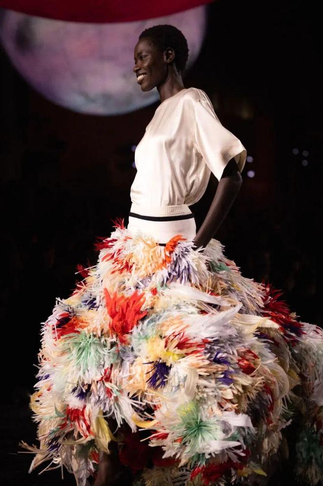 蓝狮娱乐官方:给她的宇宙,Matthieu Blazy重塑香奈儿女性