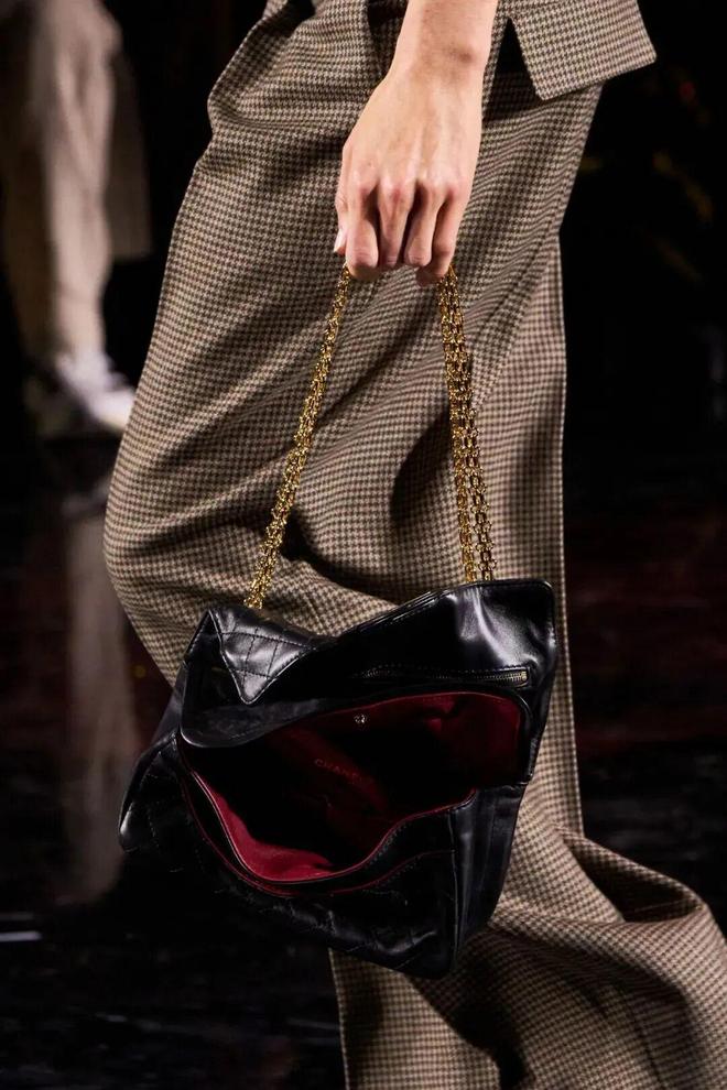 蓝狮娱乐官方:给她的宇宙,Matthieu Blazy重塑香奈儿女性